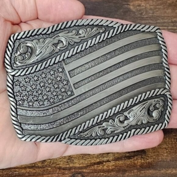 AMERICAN FLAG IN A ROPE BORDER BELT BUCKLE - Picture 1 of 15